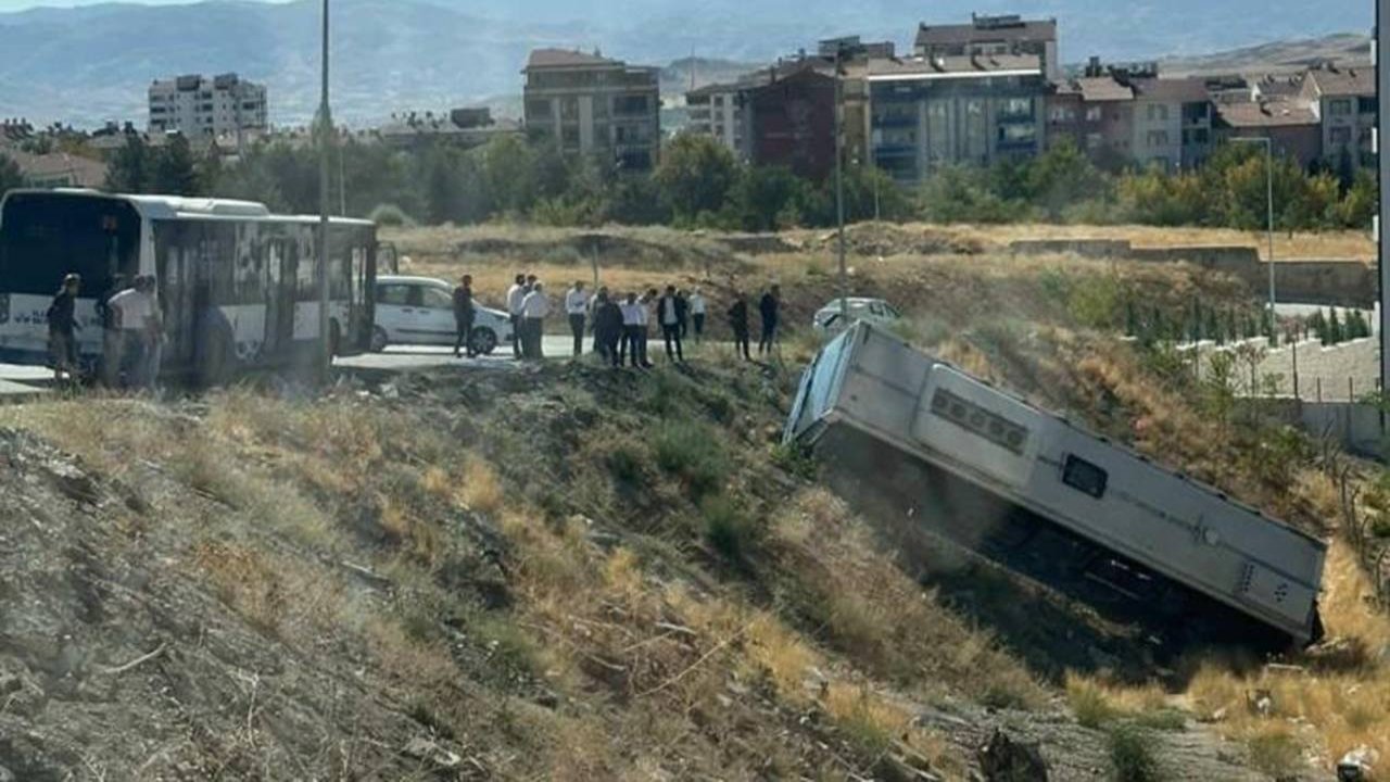 Elazığ’da ilginç kaza: Park halindeki otobüs şarampole yuvarlandı