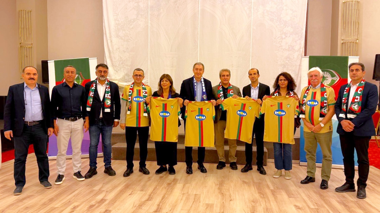 DEM Parti’den Amedspor’a ziyaret: Cezalı forma hediye edildi