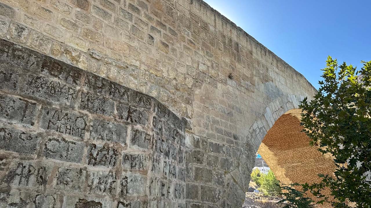 Diyarbakır’daki 800 yıllık Haburman Köprüsü’ne isimlerini kazıdılar