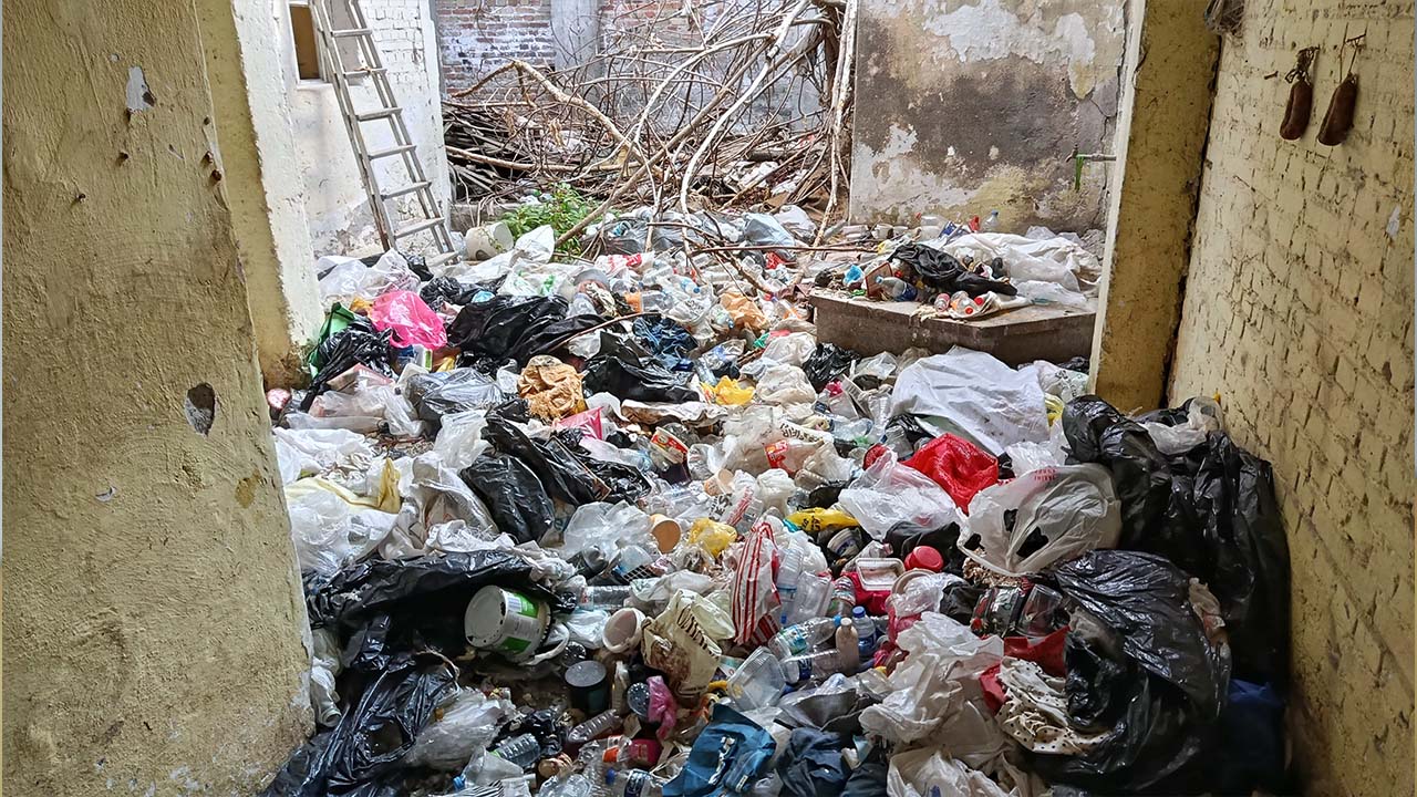 Adana'da bir evden 2 kamyonet çöp çıktı