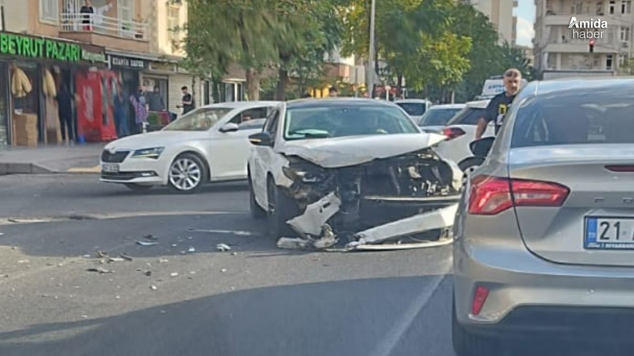 Diyarbakır'da araçlar kafa kafaya çarpıştı