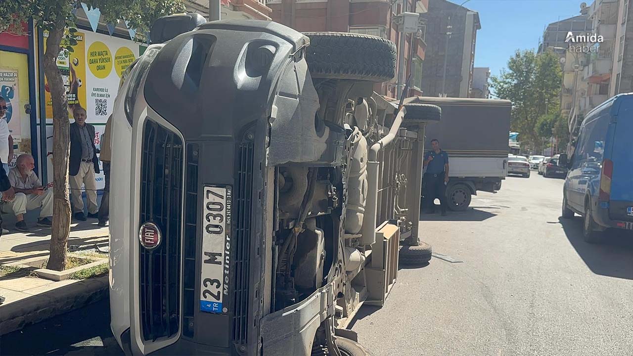 Elazığ’da kamyonet ile çarpışan yolcu minibüsü devrildi