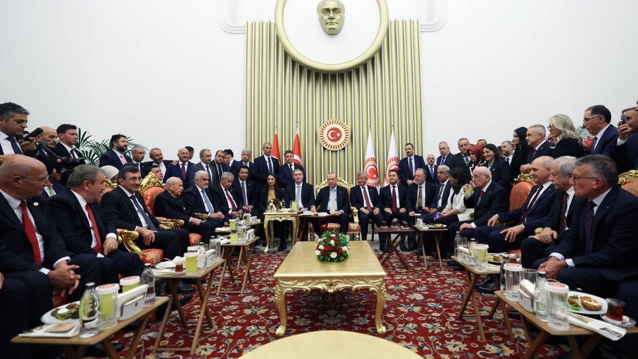 Bu fotoğraf rahatsız etti: DEM Parti’ye ağır eleştiri