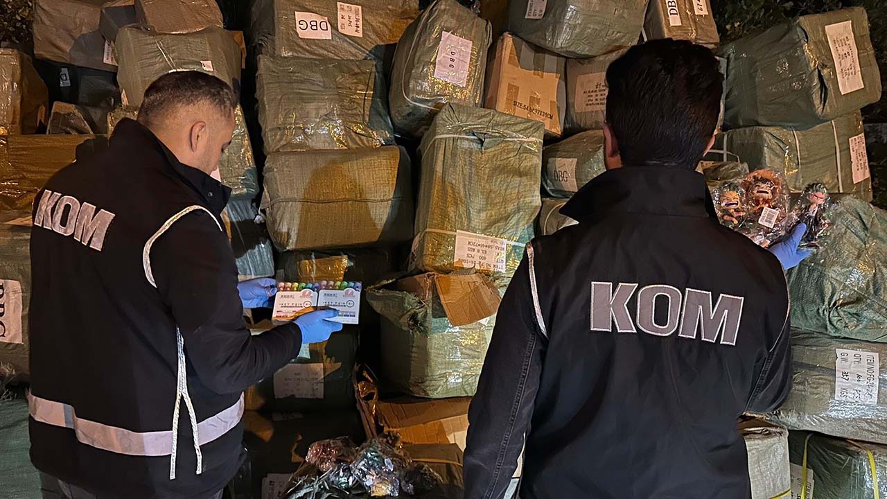 Ağrı’da 40 milyon liralık kaçak oyuncaklar ele geçirildi