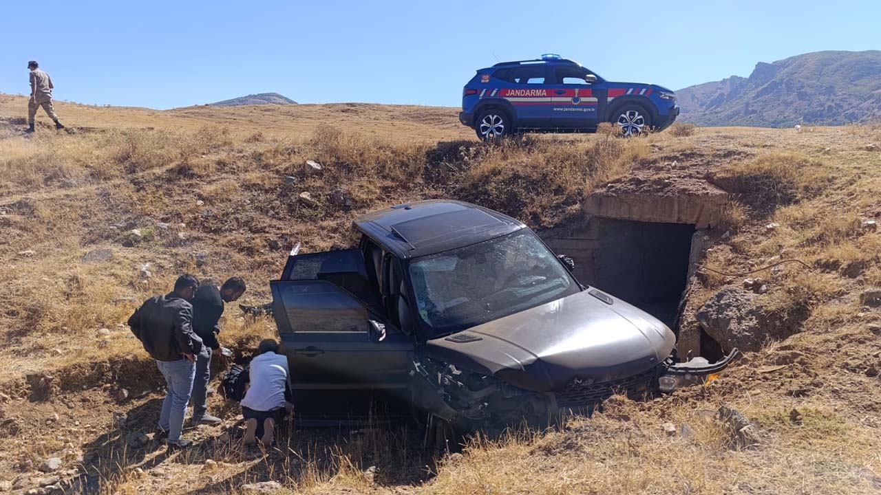 Muş'ta araç şarampole uçtu: 3 yaralı
