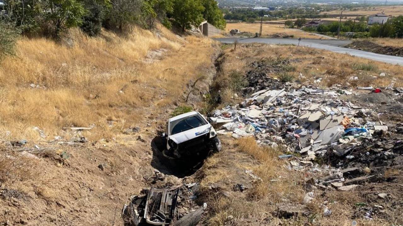 Elazığ’da şarampole yuvarlanan araçta 3 kişi yaralandı