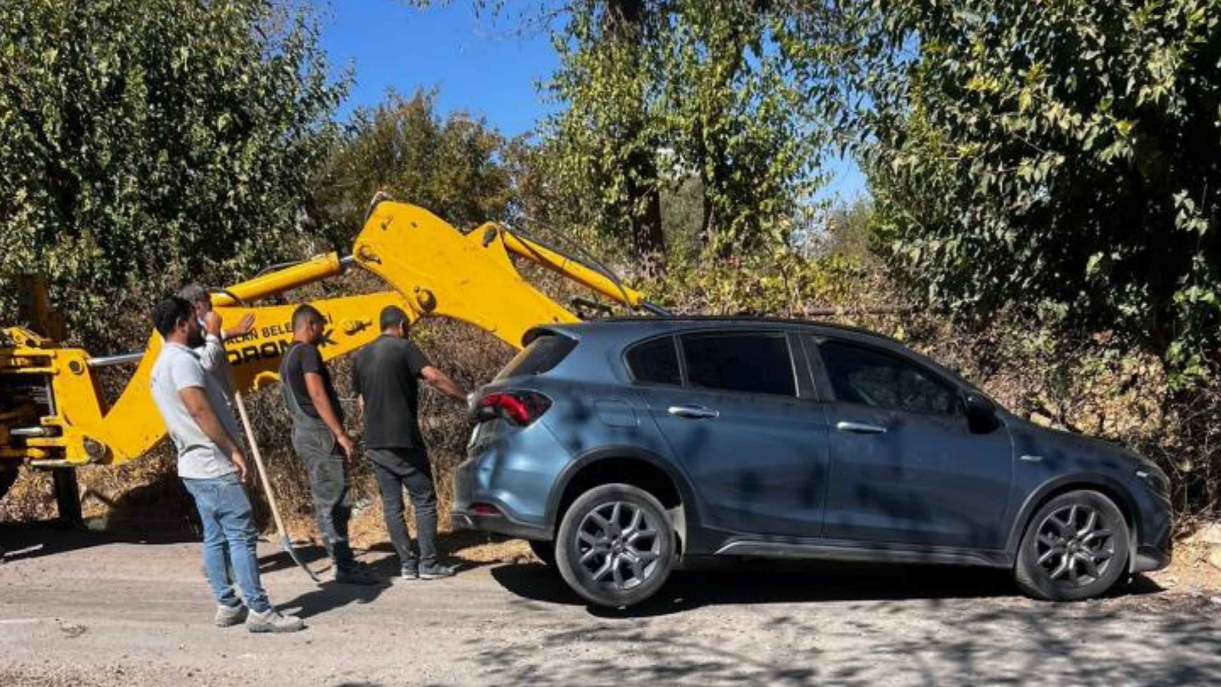 Siirt’te çukura giren araç kepçe yardımıyla çıkarıldı