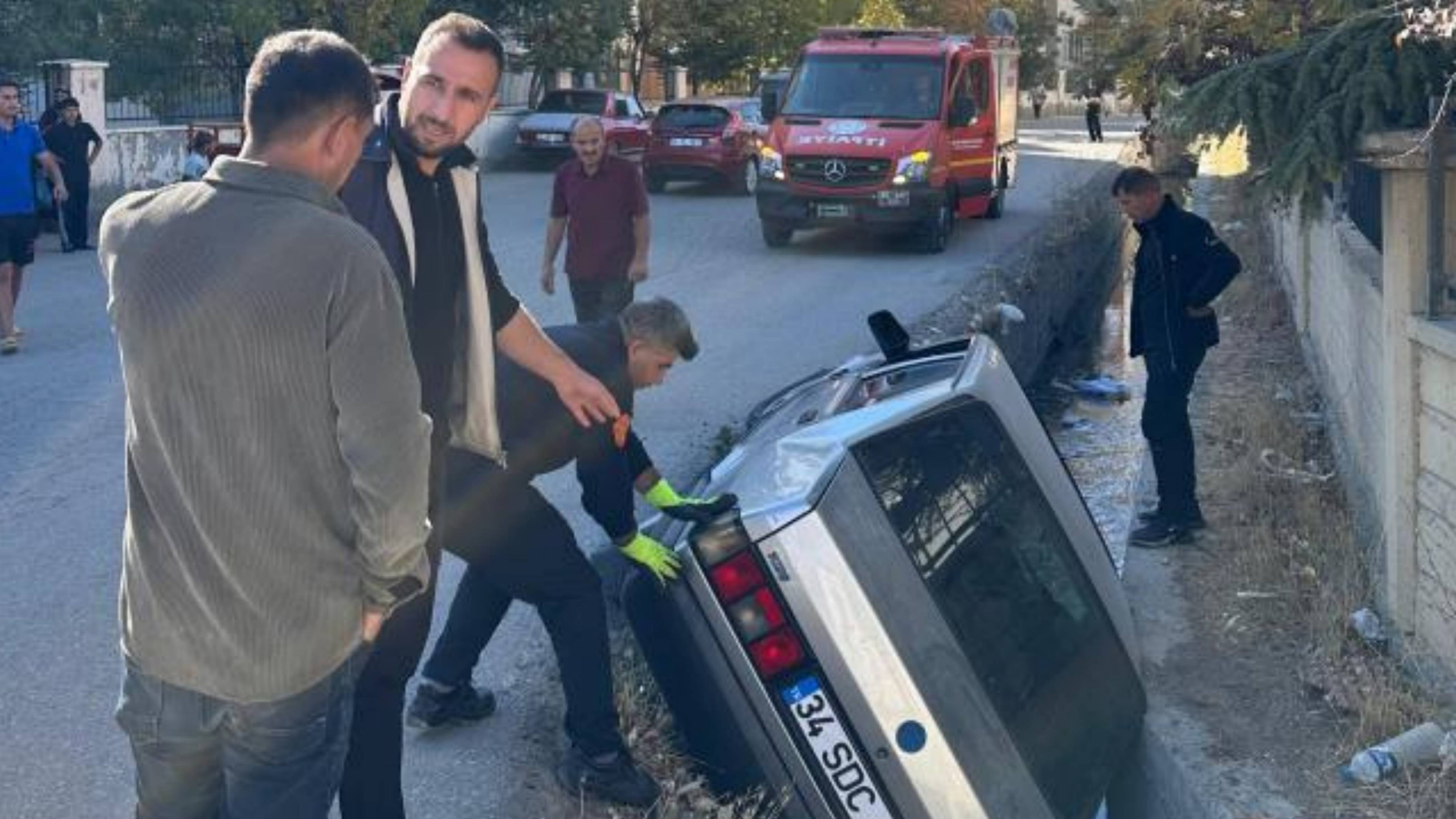 Van’da otomobil su kanalına düştü