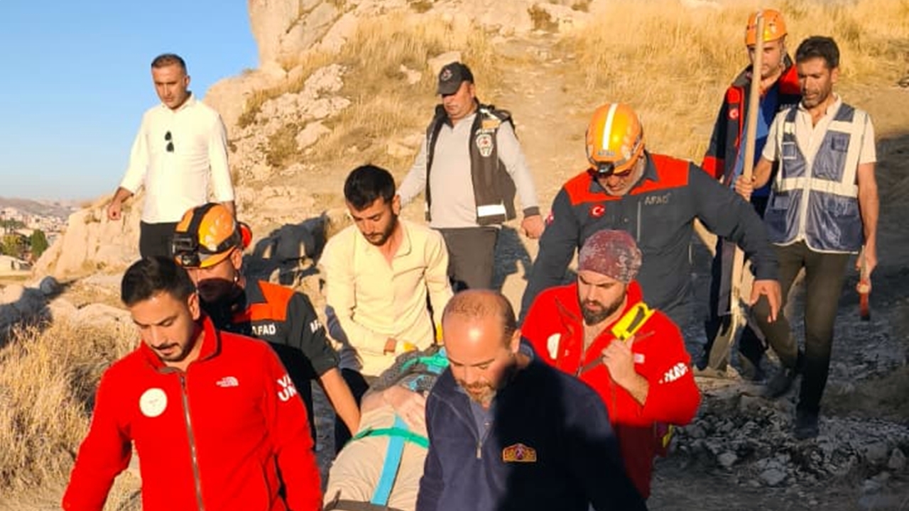 Van Kalesi'nde korku dolu anlar: Alman Turist mağaraya düştü