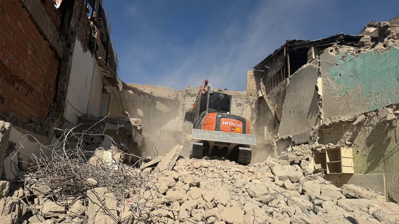 Siirt’te metruk bina yıkımı gerçekleşti