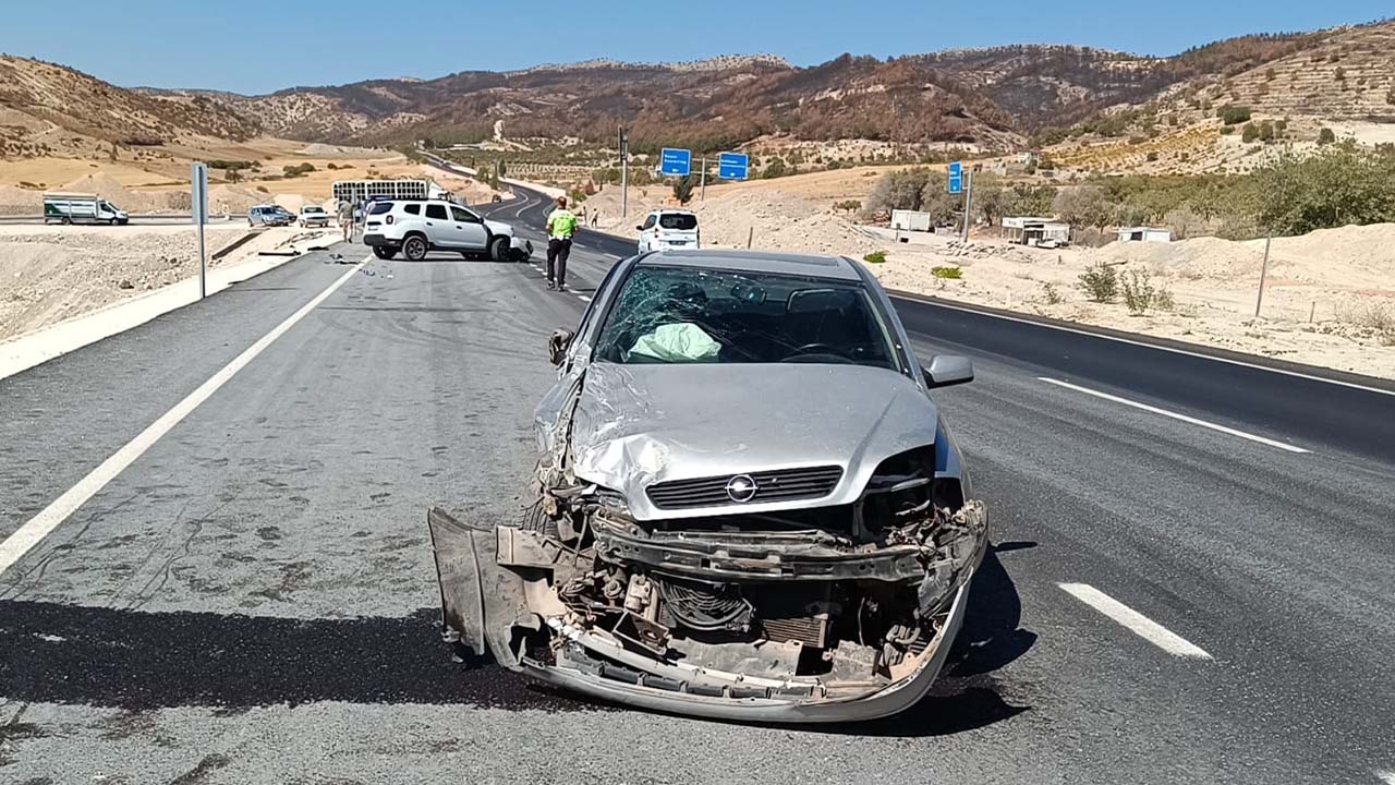 Adıyaman'da iki otomobil çarpıştı: 5 kişi yaralandı
