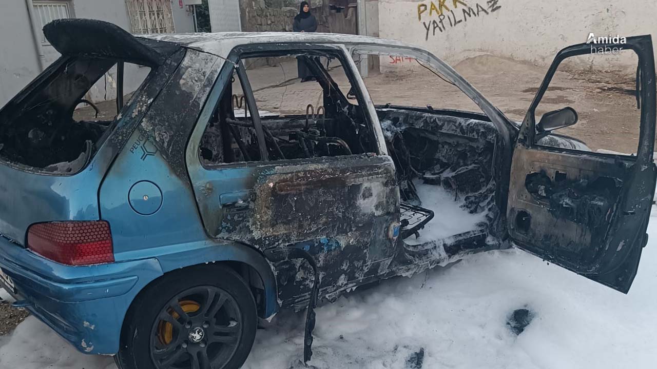 Batman’da park halindeki araç alev aldı