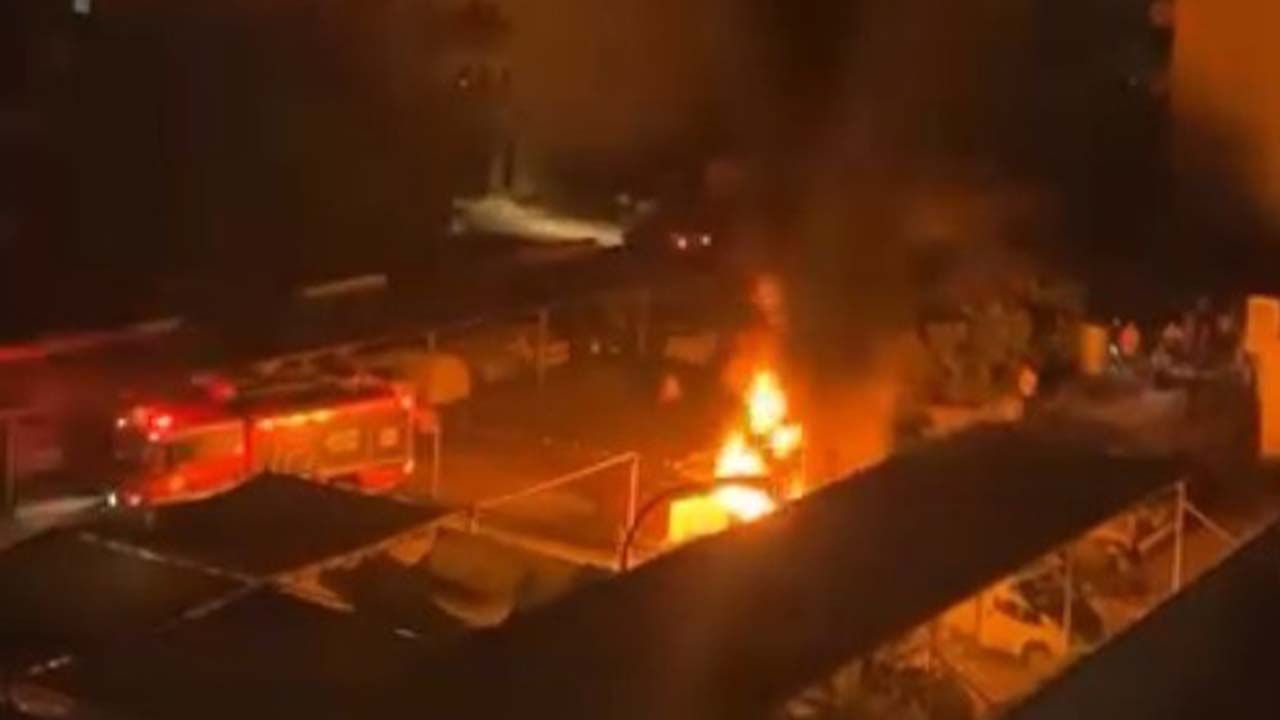 Şanlıurfa’da park halindeki traktör alev topuna döndü