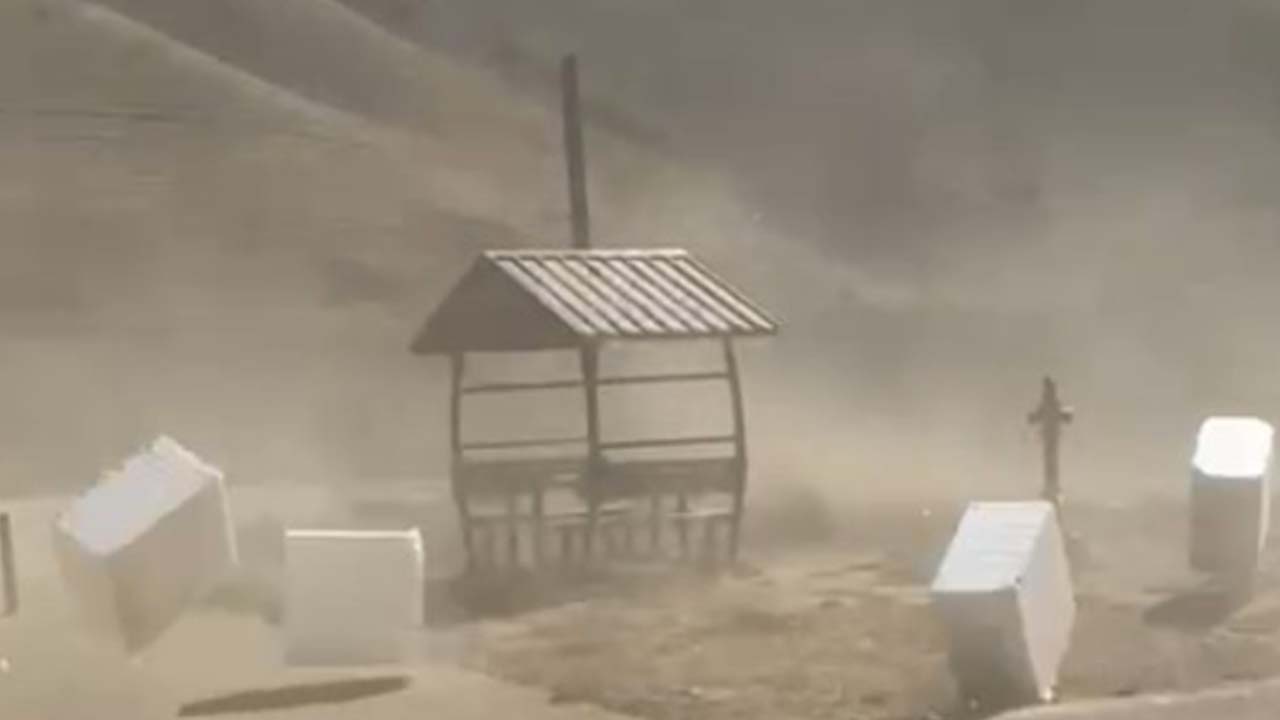 Bitlis'te fırtına: Bölgede toz bulutu oluştu