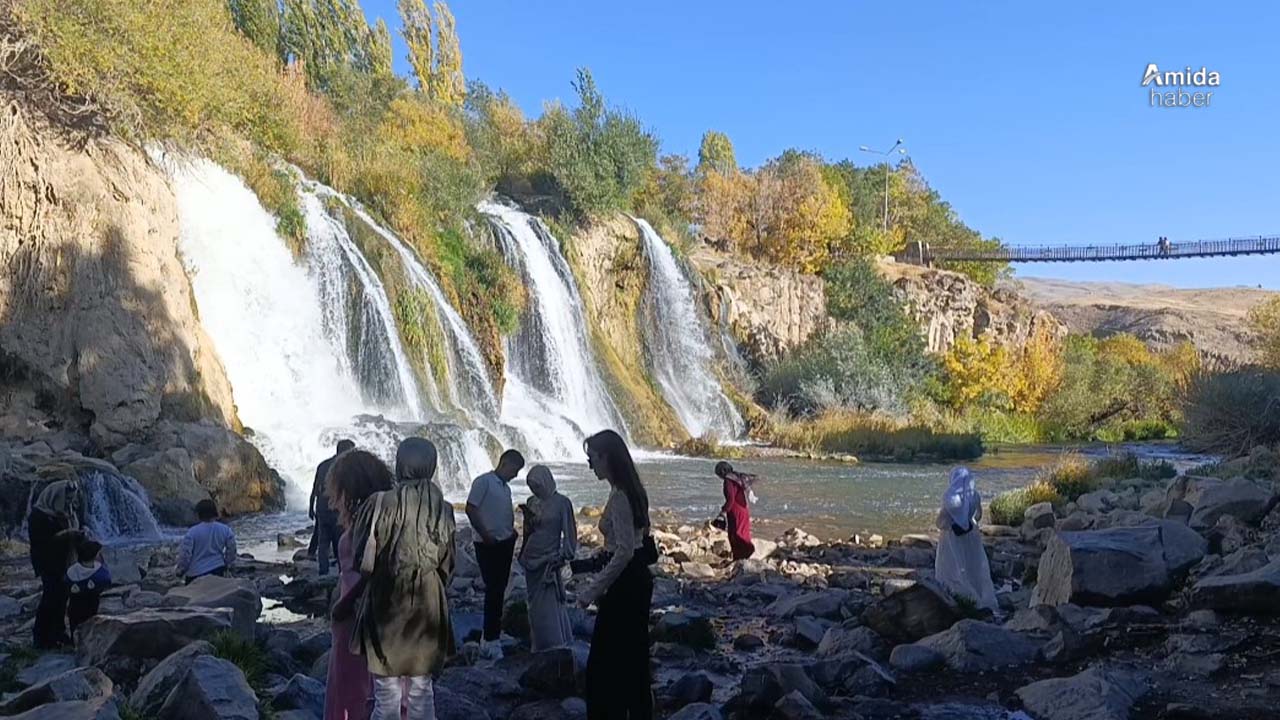 Van’da Muradiye Şelalesi'ne turist akını