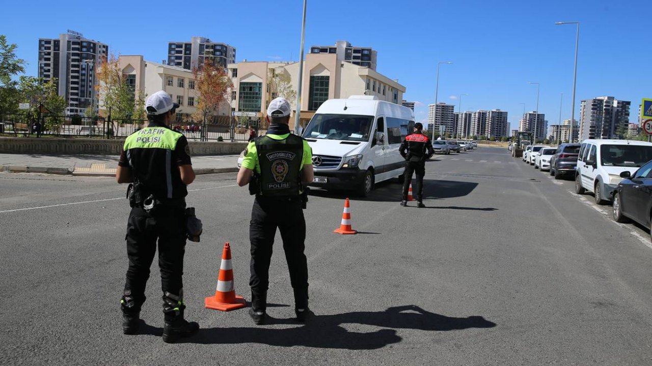 Diyarbakır’da okul çevrelerinde denetimi: 100 polis görev aldı