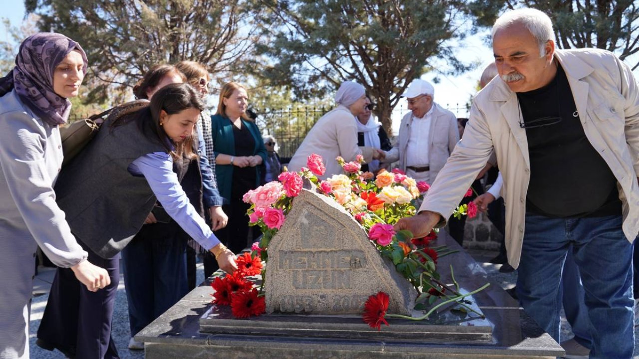 Mehmed Uzun mezarı başında anıldı