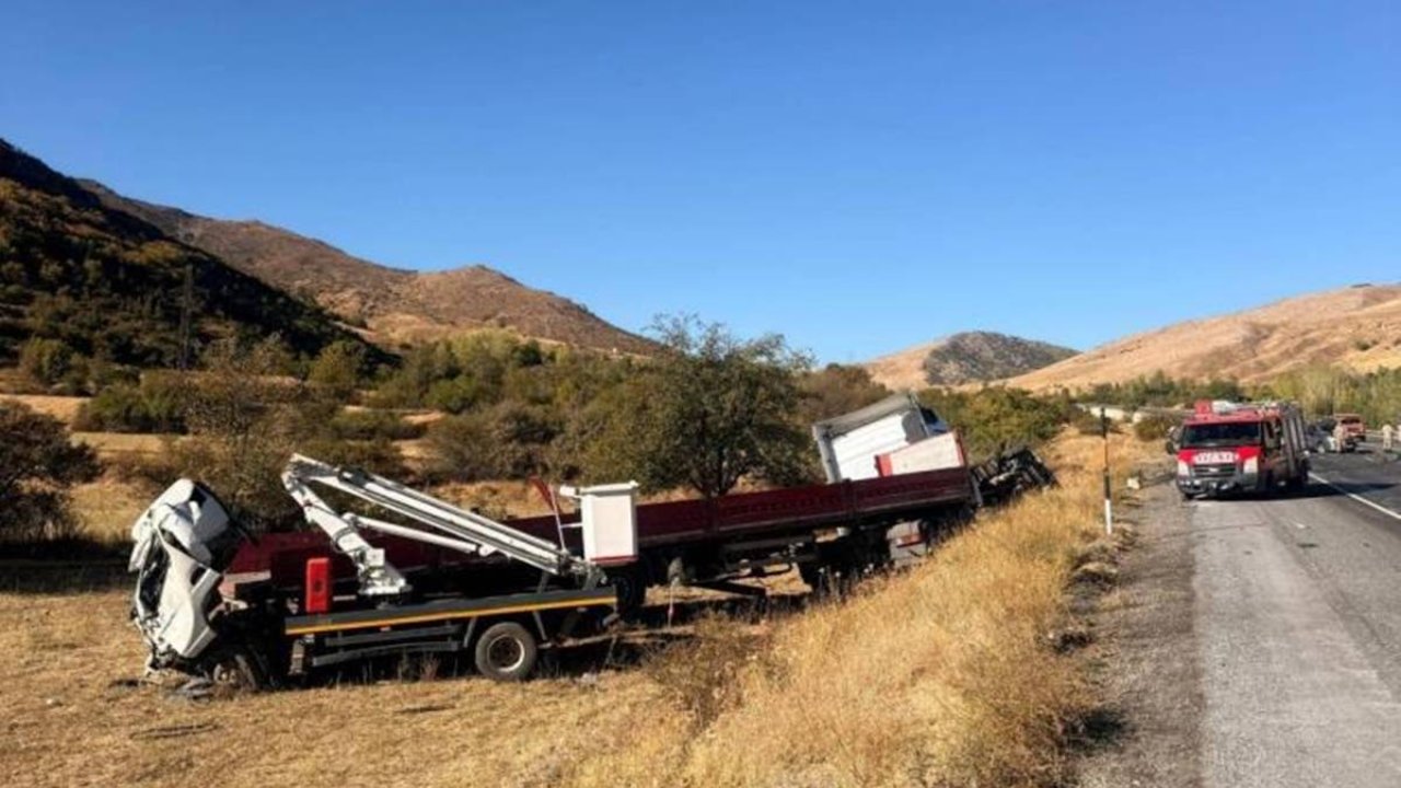 Bitlis’te tır ile hafif ticari araç çarpıştı: 2 yaralı