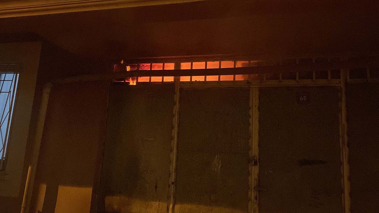 Siirt'te depo yangını: Malzemeler küle döndü