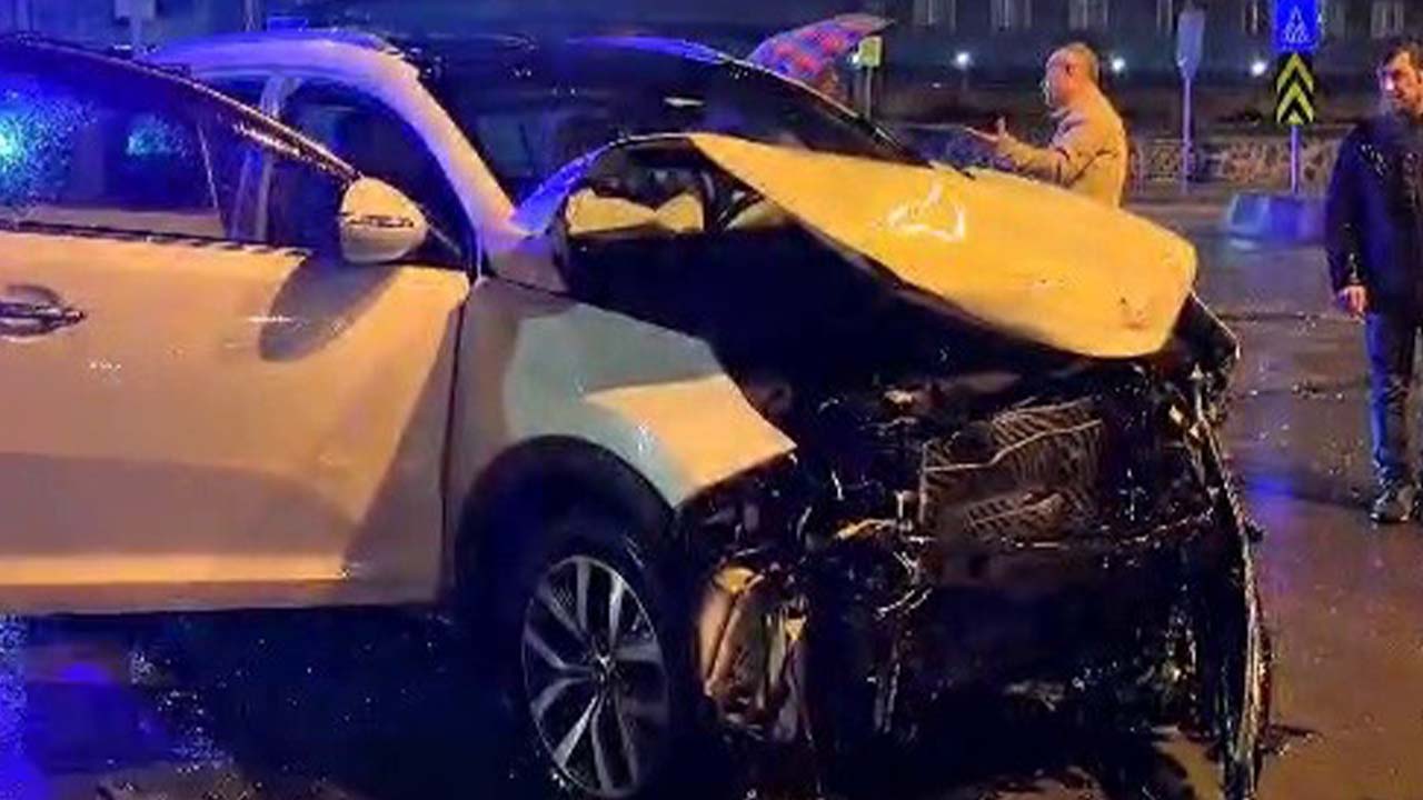 Halk otobüsü ile otomobil çarpıştı: 1 yaralı