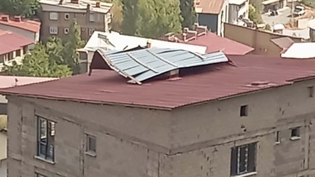 Hakkari’de şiddetli rüzgâr etkili oldu: Çatılar zarar gördü