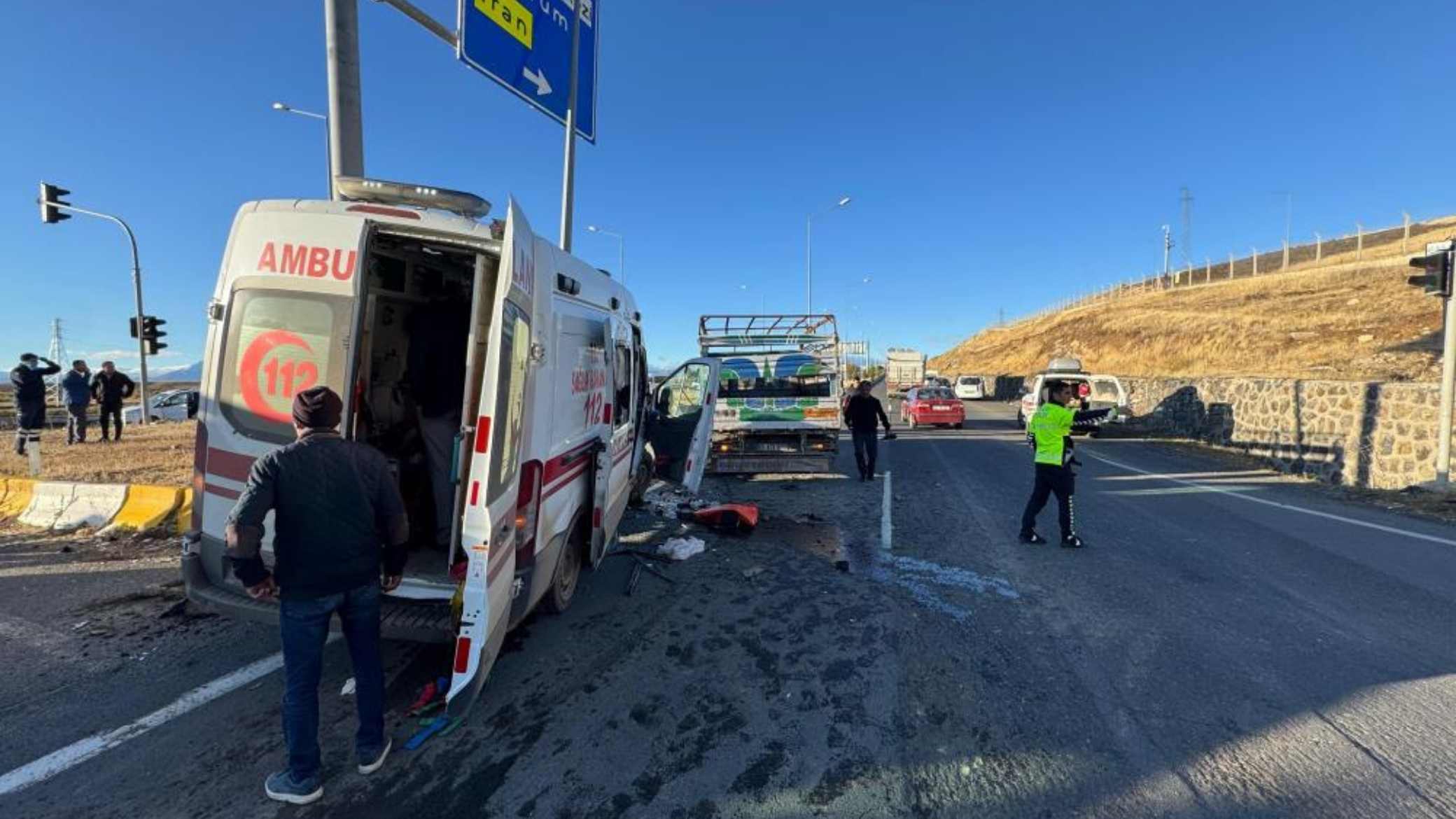 Ağrı’da ambulans kazaya karıştı: 2’si ağır 7 yaralı