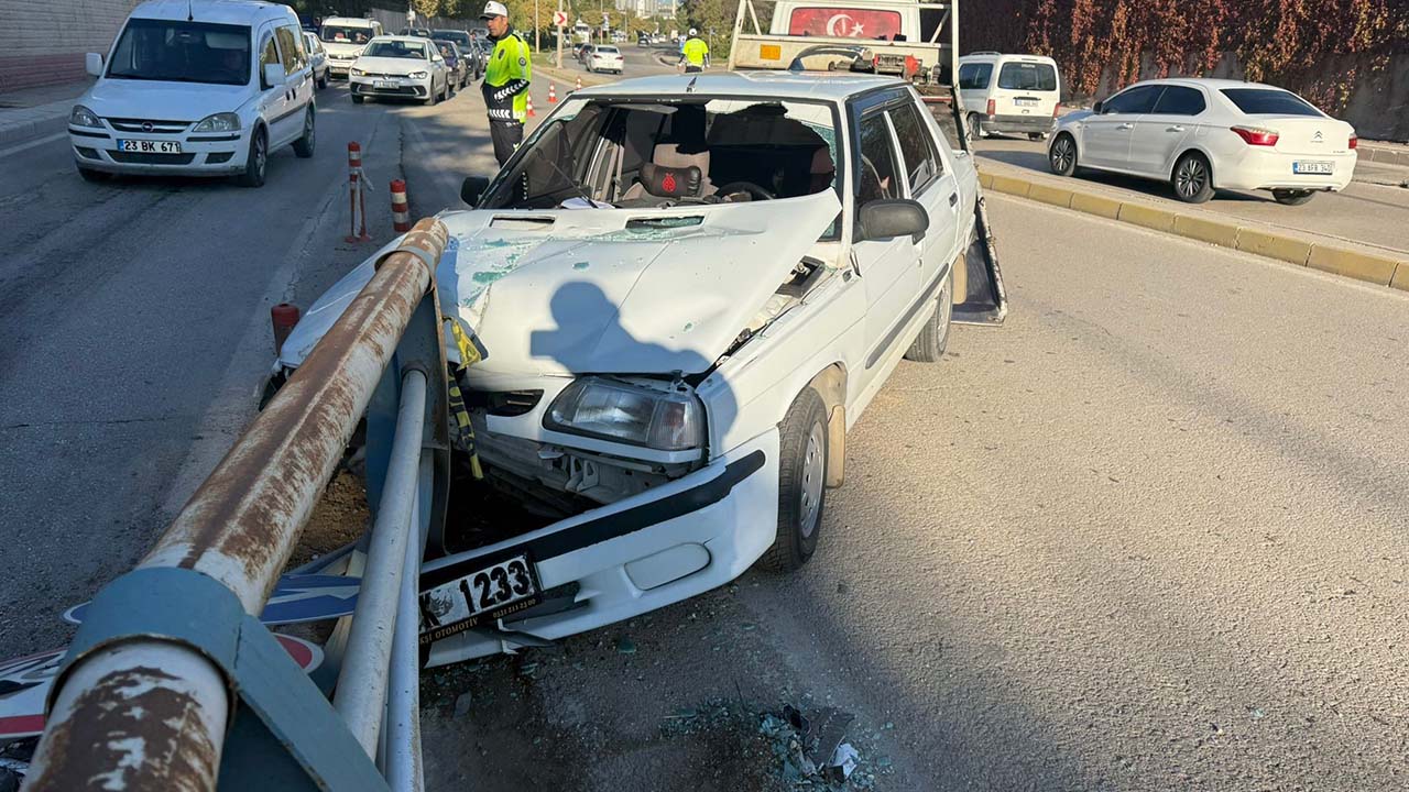 Elazığ’da otomobil bariyerlere saplandı: 1 kişi yaralandı