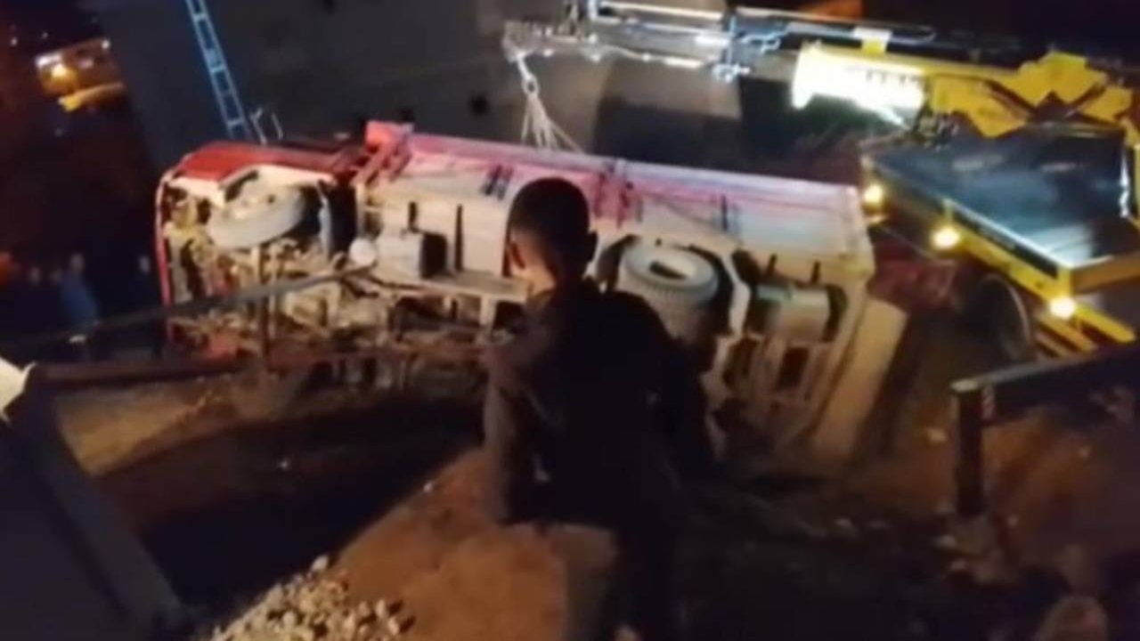 Hakkari’de odun yüklü kamyonet yan yattı