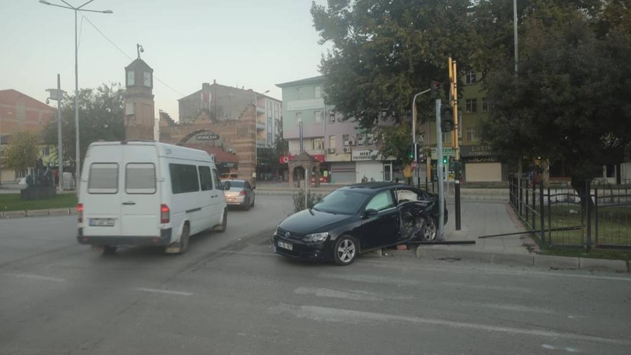 Elazığ’da otomobil ile panelvan çarpıştı
