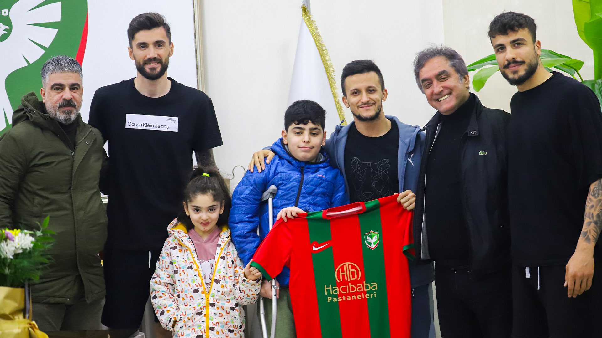 Depremzedelere Amedspor forması verildi