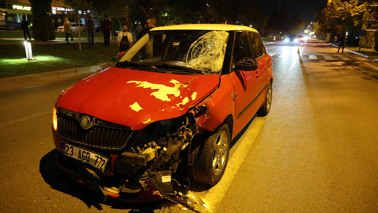 Elazığ’da otomobil yayalara çarptı: 2 kişi ağır yaralandı