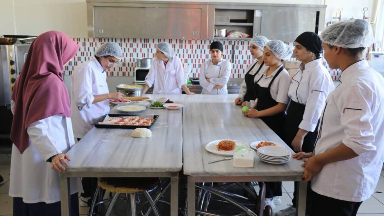 Diyarbakır’da yemek fabrikası gibi okul: 15 milyon ciro yaptılar