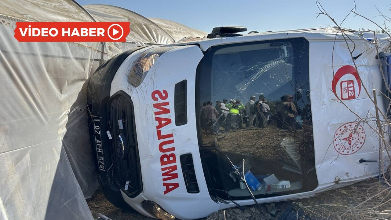Yaralıları taşıyan ambulans ile otomobil çarpıştı: 8 yaralı