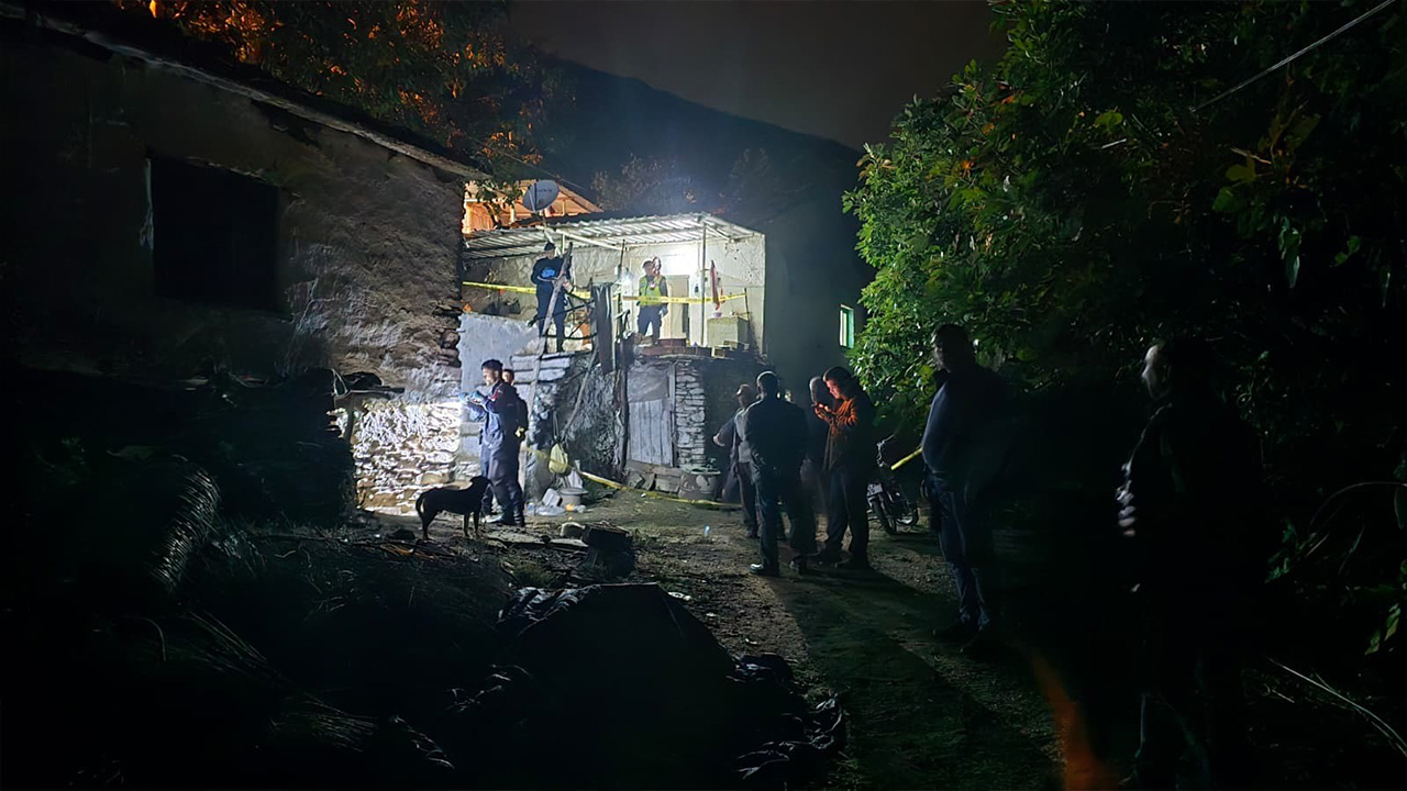 Av tüfeğiyle oğlunu öldüren şahıs eşini de ağır yaraladı