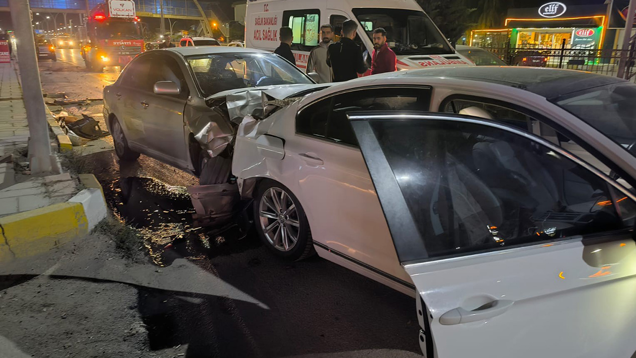 Van'da zincirleme trafik kazası: 4 yaralı