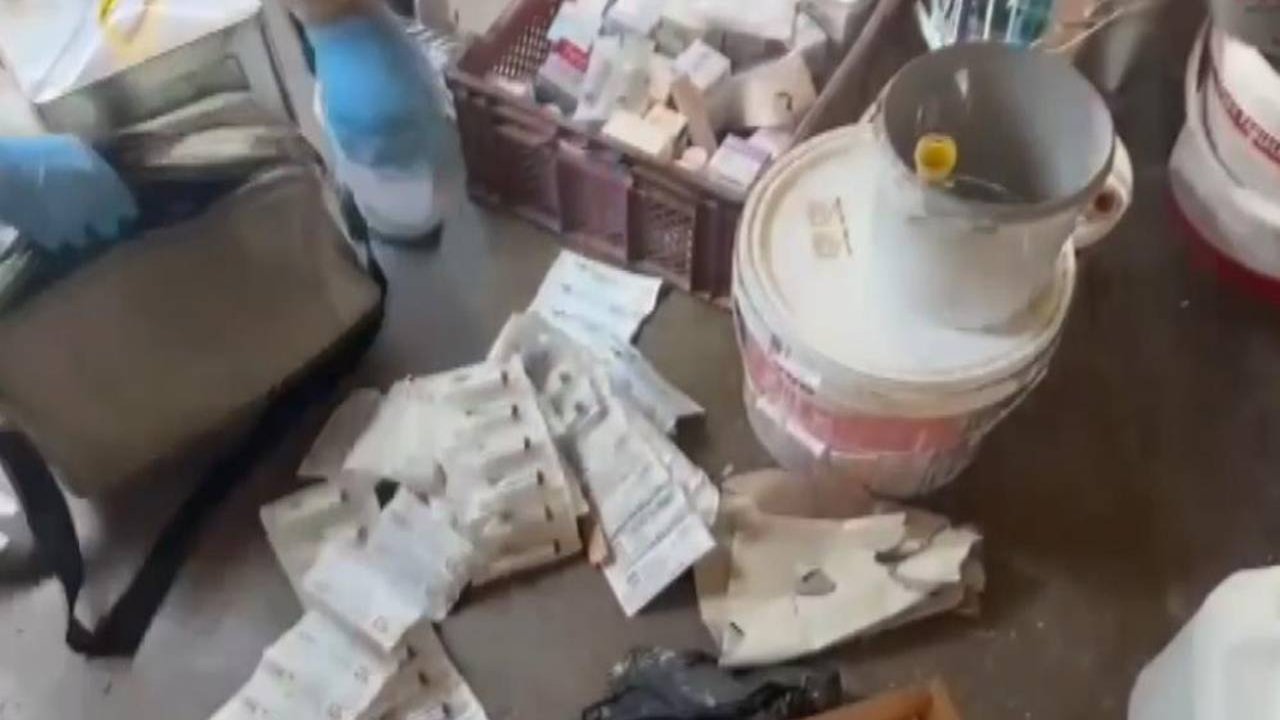 Evin içinden ilaç atölyesi çıktı: 2 bin 334 tıbbi ürün ele geçirildi