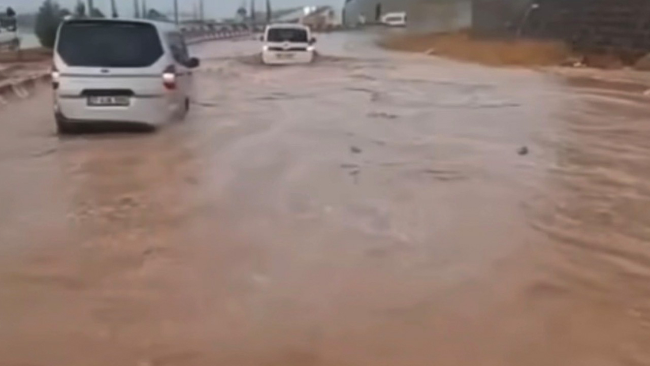 Gaziantep’te şiddetli sağanak: Caddeler göle döndü