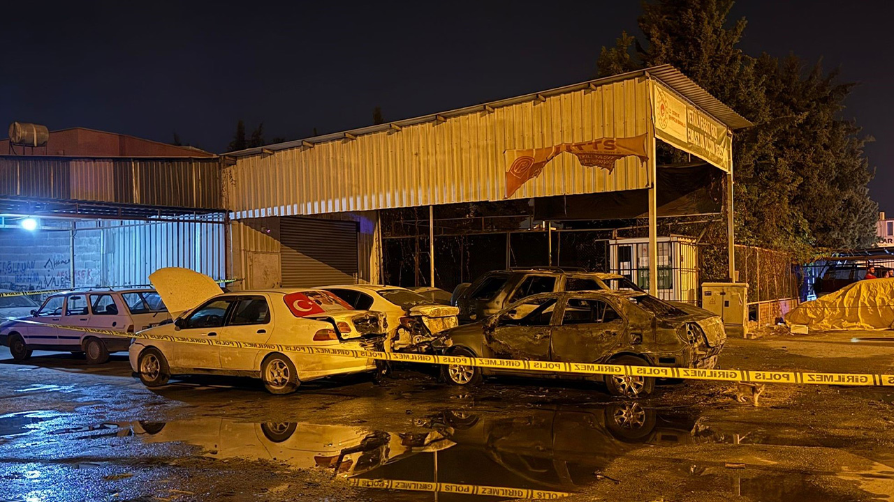 Mersin’de park halindeki 5 araç kundaklandı