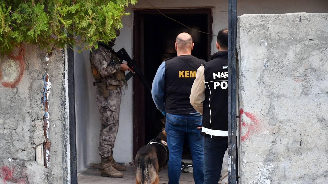 Batman'da 105 polis 5 kişiyi yakaladı