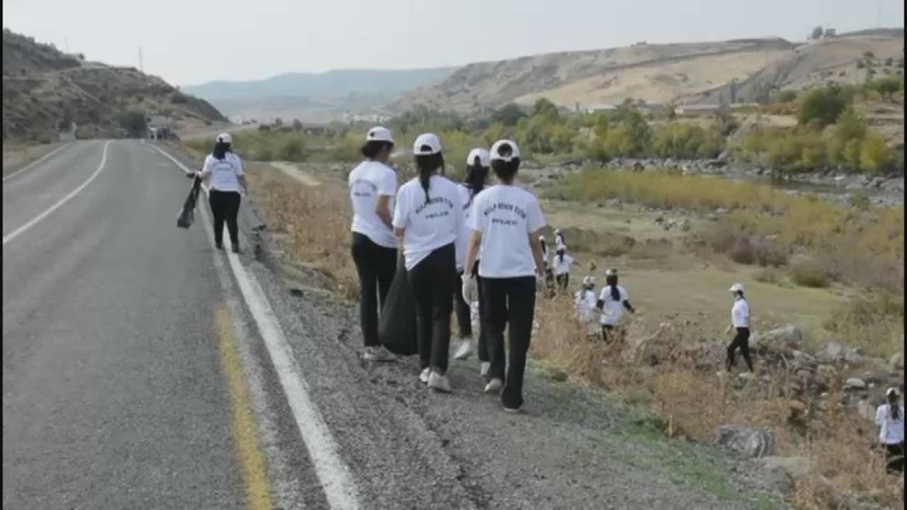 Öğrenciler ellerine eldivenlerini aldı, Kulp Çayı’nı temizledi