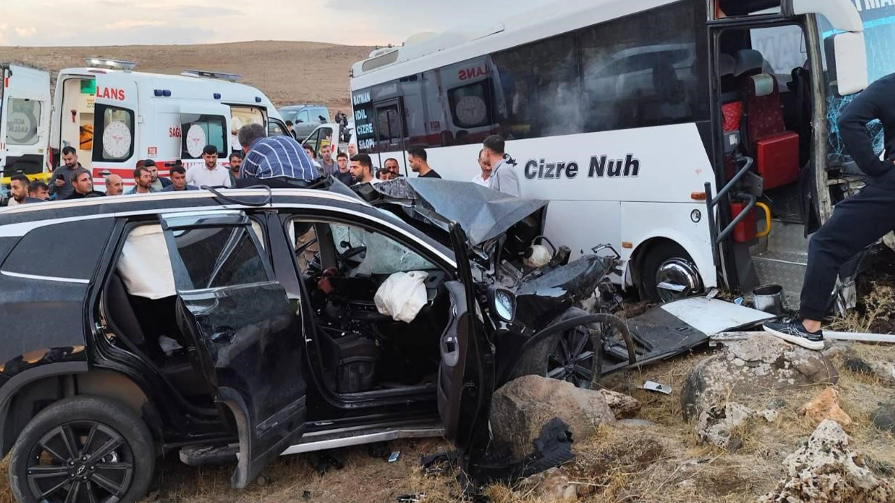 Şırnak'ta otomobil ile yolcu otobüsü çarpıştı: Yaralılar var