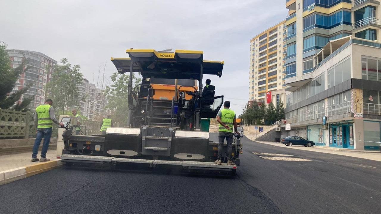 Mardin’de asfalt serimi, yol onarım çalışmaları sürüyor