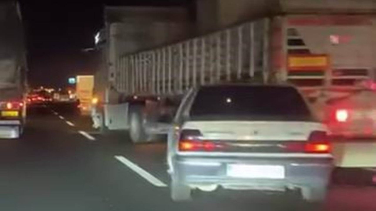 Diyarbakır'da mesafeyi kaçıran otomobil tırın altına girdi