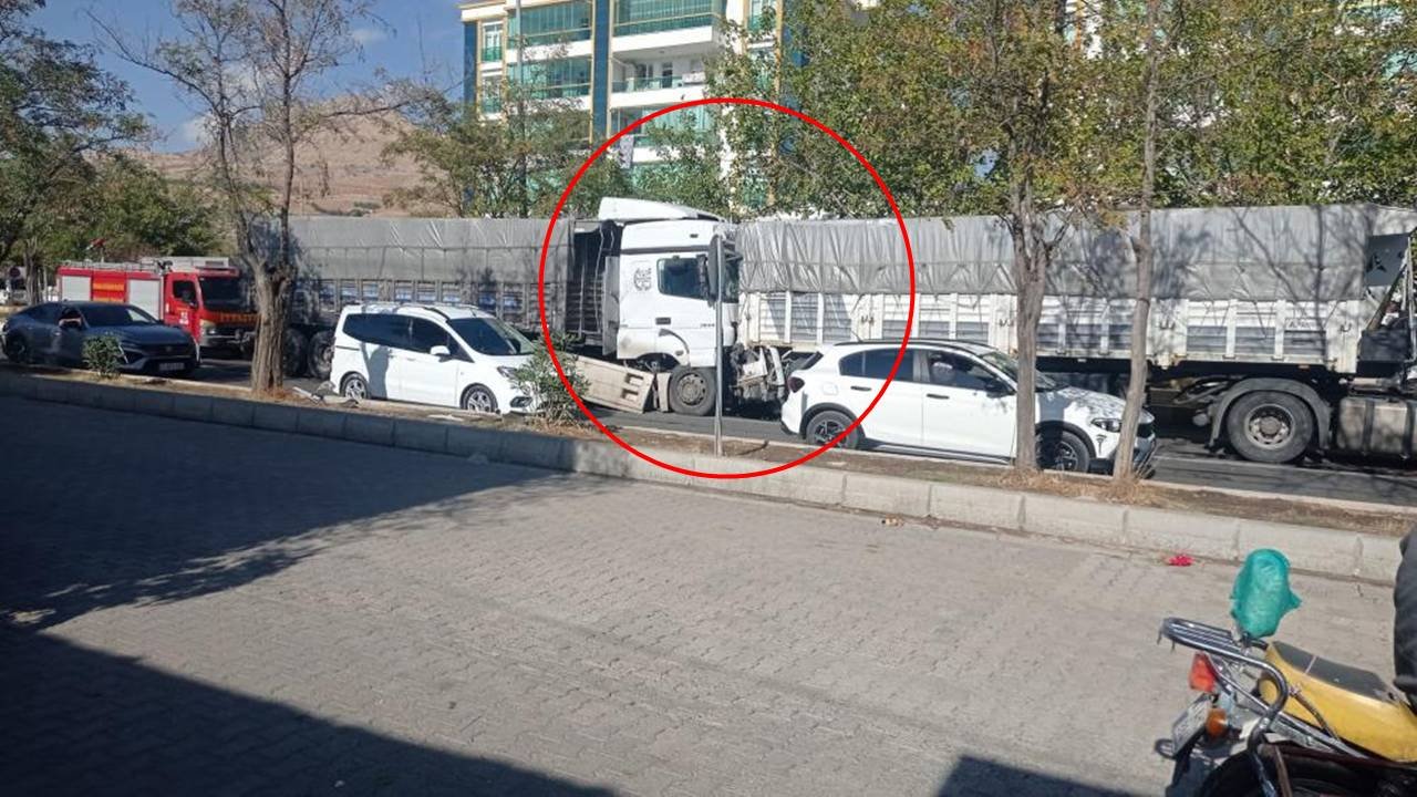 Diyarbakır’da freni patlayan tır, önündeki tıra çarptı