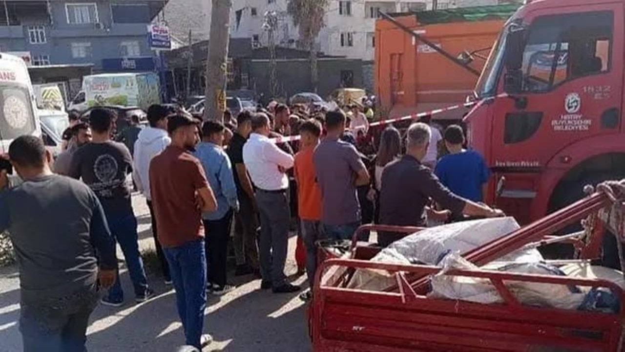 Hatay’da yolun karşısına geçerken kamyonun altında kaldı