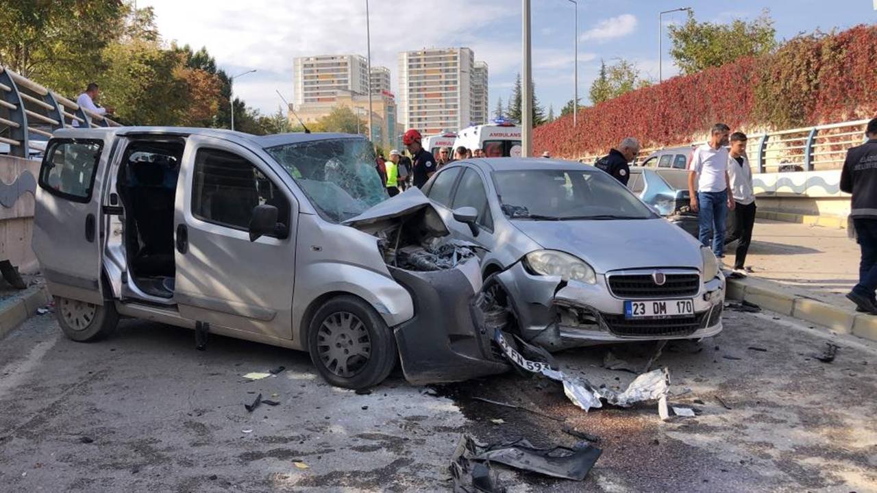 Elazığ’da araçlar çarpıştı: 1’i ağır 5 kişi yaralı