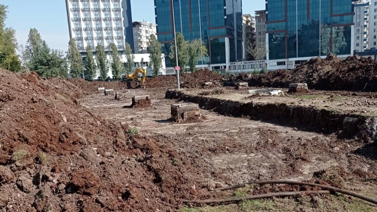 Diyarbakır’ın 21 yıllık parkı yıkılıyor: Ağaçlar taşındı