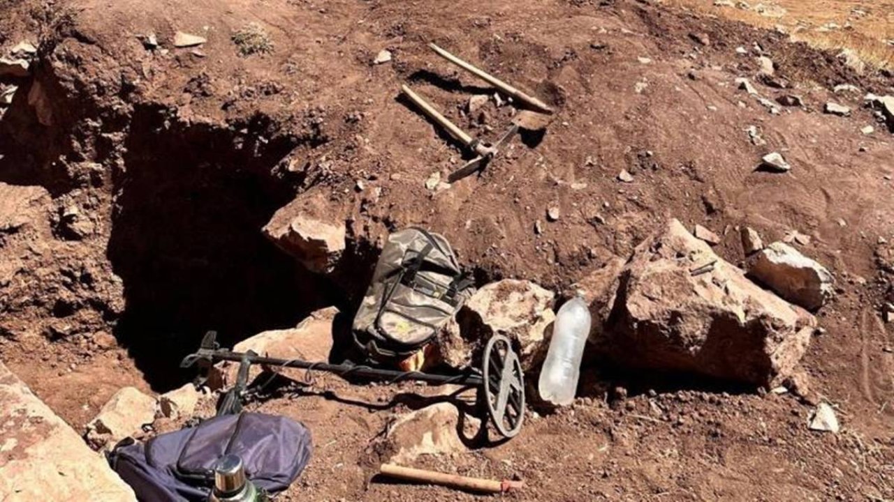 Van’da kaçak kazı yapan 4 kişi suçüstü yakalandı