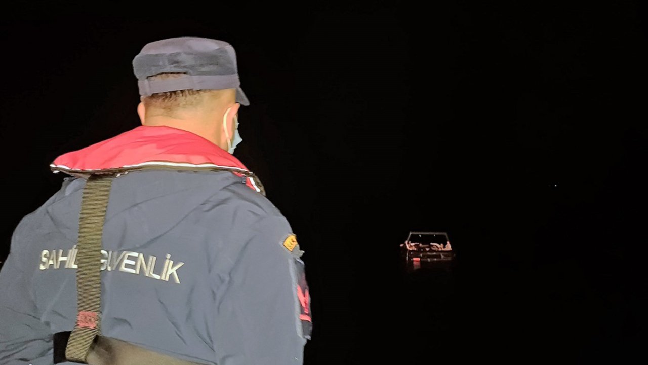 46 düzensiz göçmen kurtarıldı, 2 göçmen kaçakçısı yakalandı