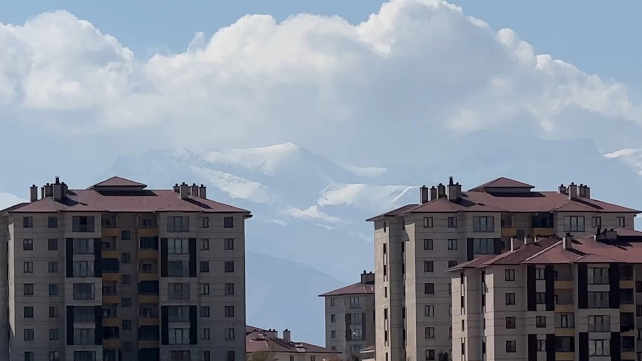 Hakkari’de  karlı dağlar ve bulutlar birleşti